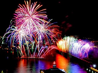 Colorful fireworks exploding over the Ohio River during Thunder Over Louisville – one of the largest fireworks shows in the U.S., featured in Michaelis Events celebrations.